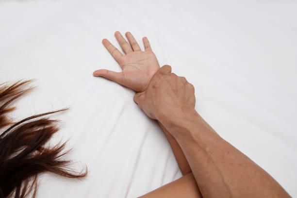 女兒收2千和媽媽男友援交！第2次拒絕他…遭強拉床上又抱又摸