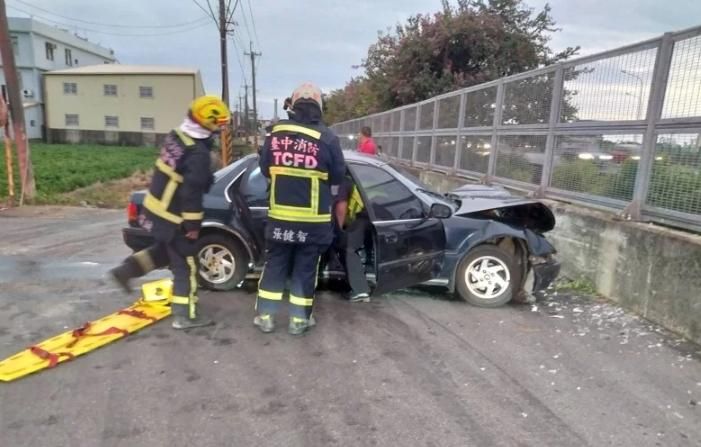 台中男開車直撞護欄！人卡車內昏迷…送醫傷重不治