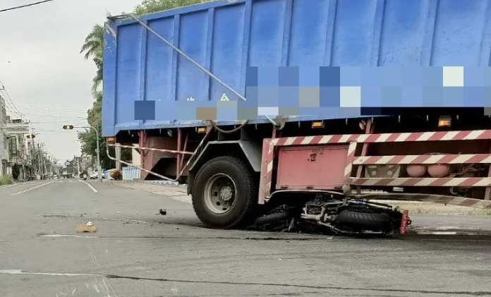雲林死亡車禍！重機男雙載摔車　下秒滑進貨車底…慘遭輾斃釀2死
