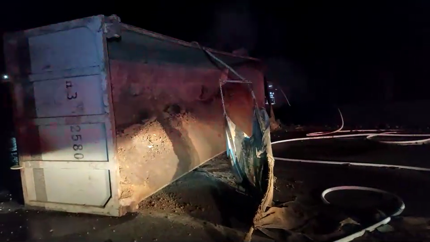 【影】苗栗驚見砂石車自撞火燒車事故！　沙土散落一地現場混亂