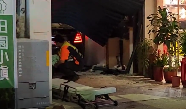 雲林賓士車暴衝！撞進太平老街店面　下秒鐵門慘凹陷…離譜畫面曝