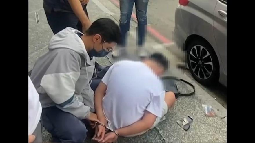 【影】新竹狂男撞警遭轟22槍！身揹4條通緝…逃280公里高雄落網