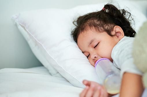 女嬰感染RSV發燒數月不癒　醫曝出現「3症狀」速就醫