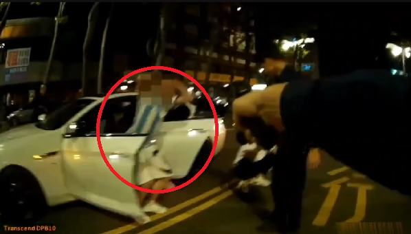 【影】足球隊？球棒隊？他穿「阿根廷國足衣」烙7車砸車擄人　23歲妹子嚇歪