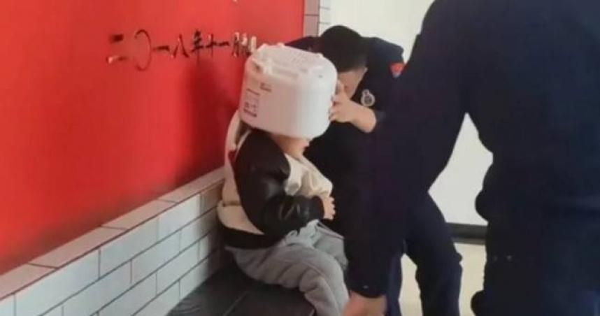 【影】想當鹹蛋超人？拿電鍋往頭上一塞　熊孩子下場慘曝光…消防叔薯也看傻