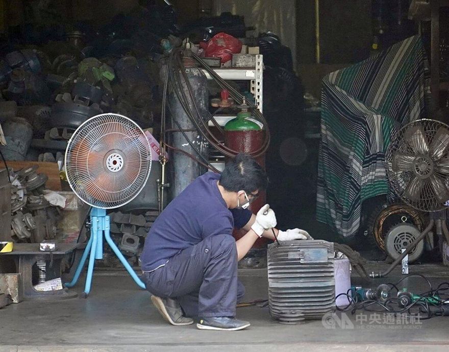 製造業不景氣！　10月員工數、加班時數雙降