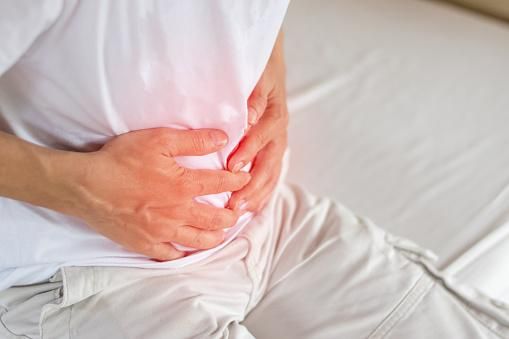 冬天易感到胃部不適？醫曝4原因　有胃病少吃「這水果」！