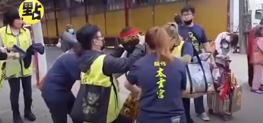 【影】太玄宮乩身動粗最新影片曝光　不同角度拍攝巴掌聲仍響徹雲霄