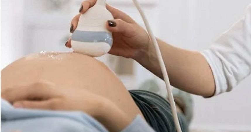 肚子大到像懷孕5個月　妙齡女「尿不出來」就醫才知是這疾病！