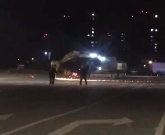 【影】失控怪手！瘋狂轉圈劃地冒出火花、多輛轎車遭砸壞　傳致1死肇事工人被當場擊斃