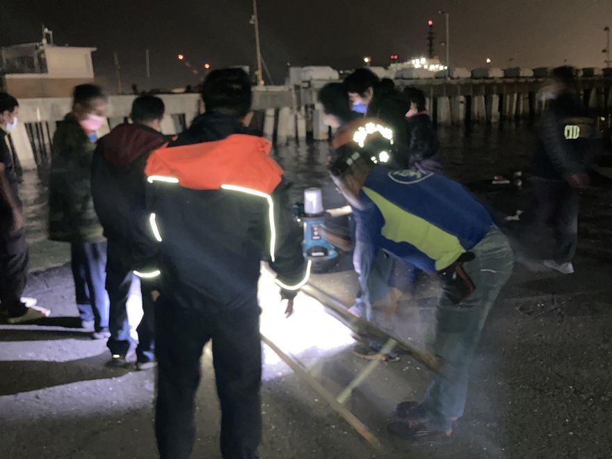 高雄又漂男浮屍！「1男手遭綑綁」躺旗津海面　驚見3字詭異紙條