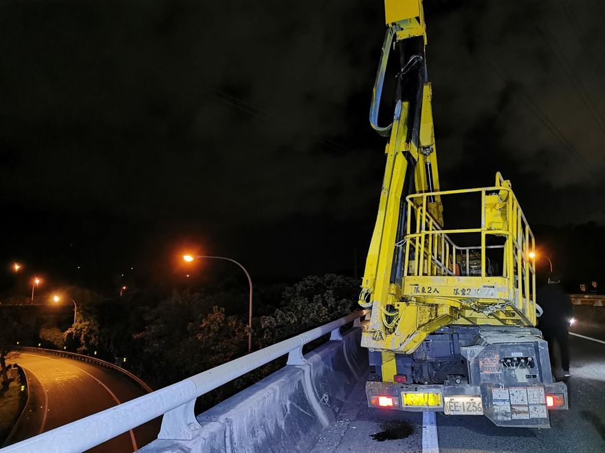 國道3號中和段　大貨車撞工程車！2工人手、腿骨折送醫