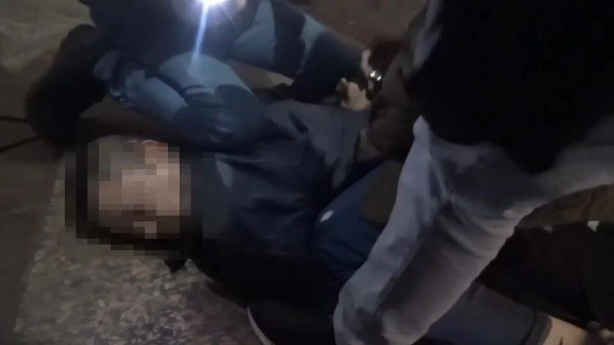 【影】男子遭設局拘禁毆打！趁隙逃超商求救…警逮5惡煞