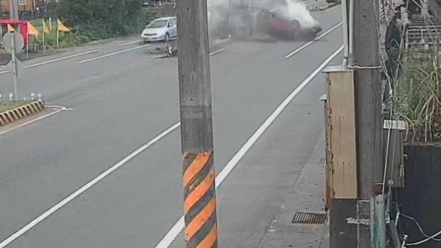 【影】宜蘭男恍神自撞分隔島！車輛翻覆滑行…第一視角曝光