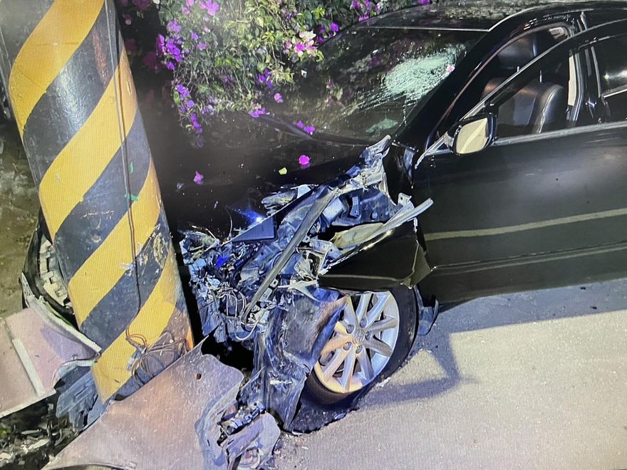 【影】 酒駕又來了！高雄小客車自撞電線桿　駕駛地檢署送辦