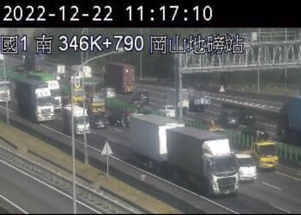 快訊/國1岡山段南向4小客車追撞內車道癱！　後方回堵5公里