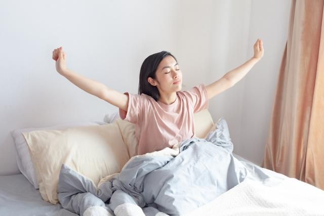 肩頸卡卡不舒服？醫曝「5方法」保養關節：賴床10分鐘可增加活力！