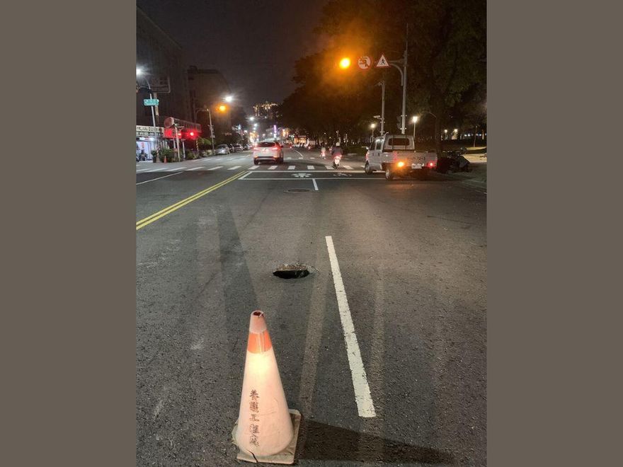 深度達1公尺！高雄市前鎮區晚間出現道路坑洞　警方緊急交管