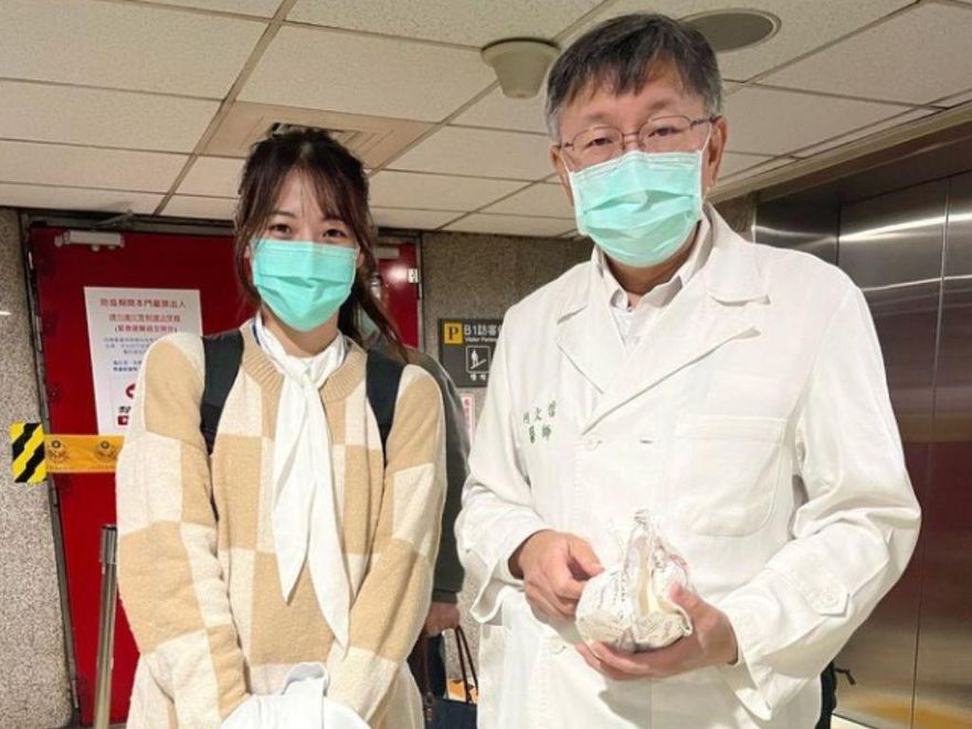 台大醫女神小馮「曬柯P合照」！他嘆「柯黑比柯粉多」　1.7萬網友看傻