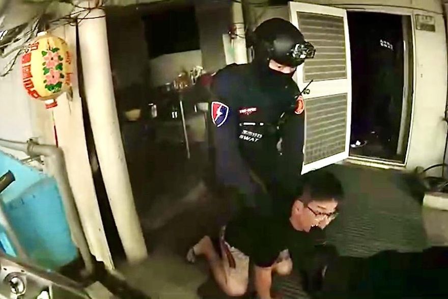 【影】兵工廠藏身嘉義養蚵魚塭工寮　台南警逮2人查獲槍彈、毒品