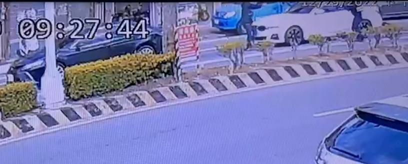 【影】台中沙鹿鬧區街頭11聲槍響！擄人案嫌犯衝撞警車　朝烏日方向逃逸