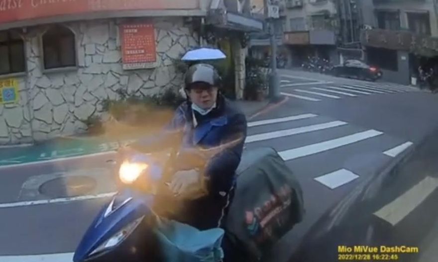 【影】正義哥街頭對決遮牌送報大叔　警：「遮蔽車牌」將依法開罰