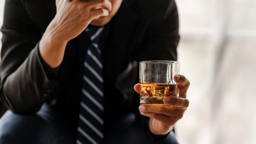 年末聚餐想借酒澆愁？小心反引起「酒後焦慮」！專家籲飲酒勿過量