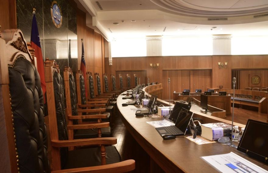 最高法院刑事大法庭：裁定准許交付審判法官　同案應自行迴避