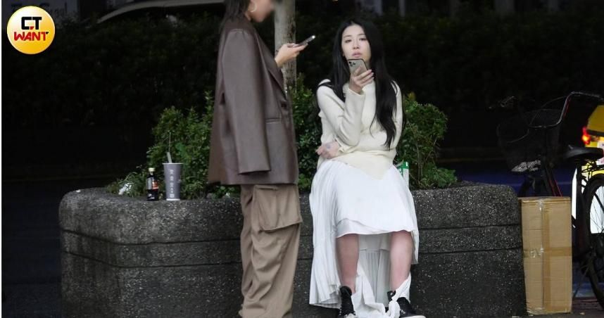 夜店外直擊火辣YouTuber！醉到腿軟「慘摔路邊」窘態全被拍　熊抱長髮男疑洩戀情