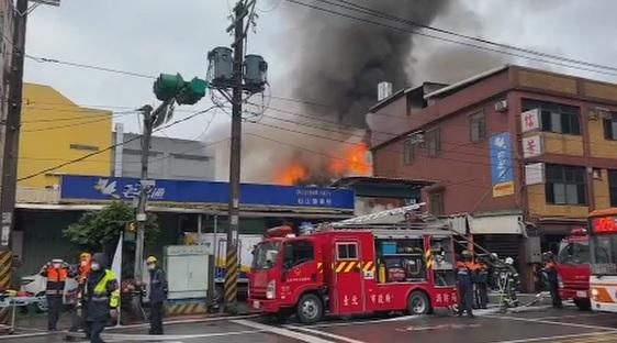 快訊／內湖倉庫大火！濃煙不斷上班民眾側目　現場多輛消防車灌救中