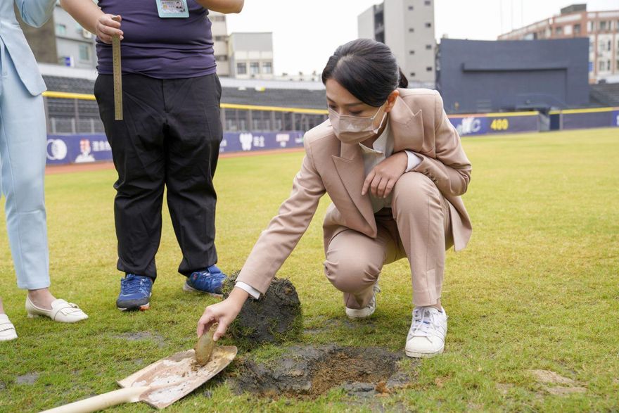 林智群護新竹棒球場被打臉！嗆PTT「廢物集中地」　遭洗1星評價竟飆罵「缺德的人死全家」