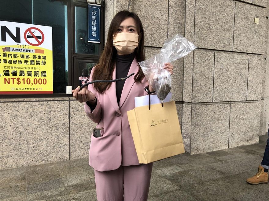 快訊/高虹安挖新竹棒球場弊案！她送證據進地檢署了