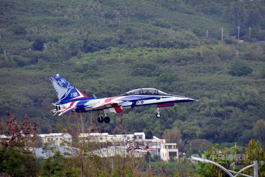 勇鷹高教機進駐台東達標！10架「藍白紅」機身翱翔天際　機迷狂讚「十全十美」