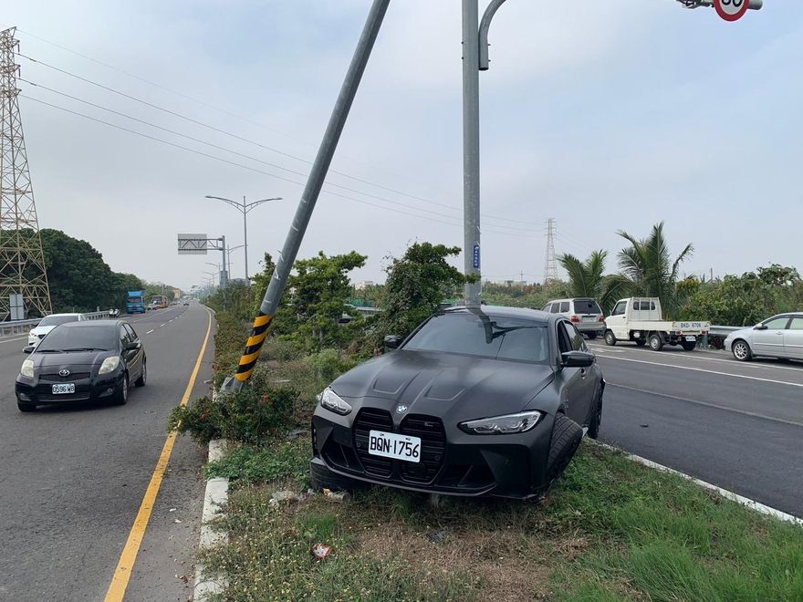 這下慘了！車廠員工開客人600萬BMW豪車　竟騎上分隔島吃草