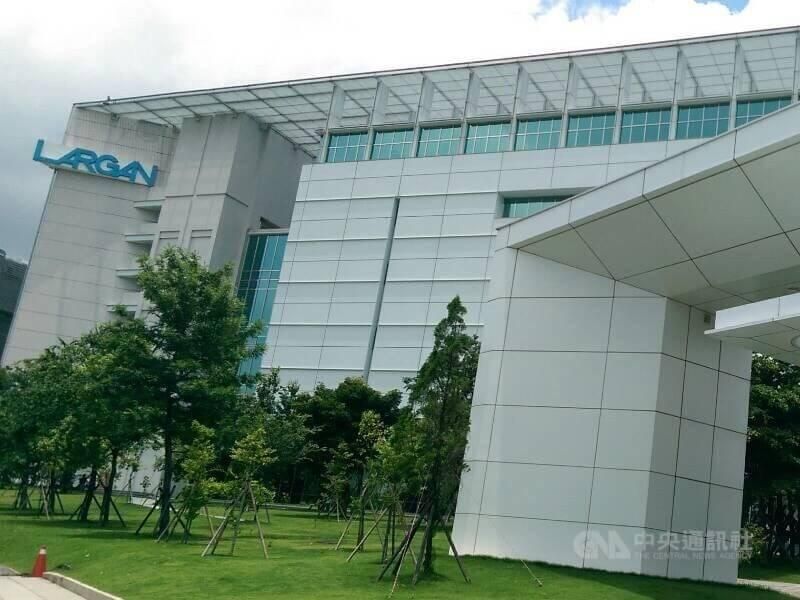 手機市場需求惡化＋法說會影響　光學鏡頭廠大立光一度失守2000元關卡