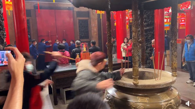 影/停辦兩年復辦！大甲鎮瀾宮「頭香哥」又是他　已三度抱走頭香