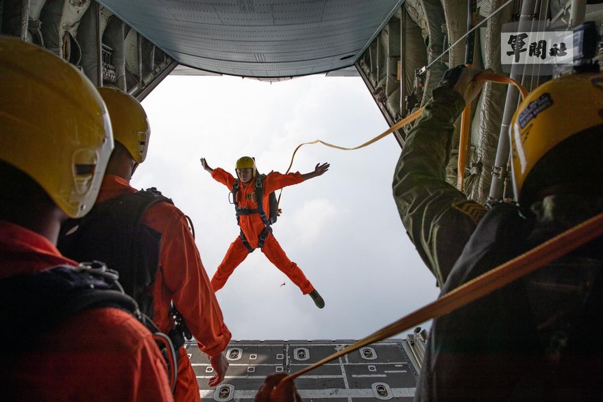影/天降神兵！陸軍高空跳傘經歷這些考驗　才能掛上「神龍臂章」