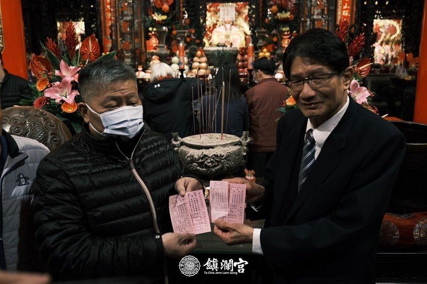 影/大甲鎮瀾宮抽出國運中上籤「薛仁貴救駕」　顏清標：要很拚 合作就會成功