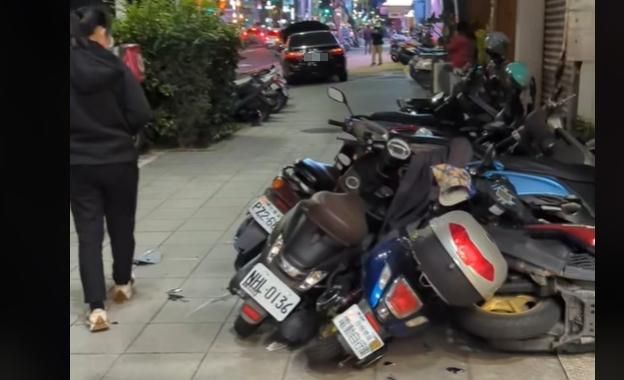 影/移動式神主牌驚悚衝人行道！整排機車猶如「保齡球全倒」　疑當事人回應了