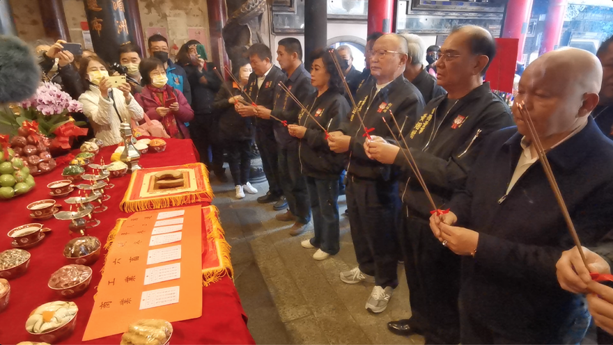 影/「媽祖很歡喜！」　嘉義新港奉天宮抽國運「中上籤」　疫情快結束、人民平安