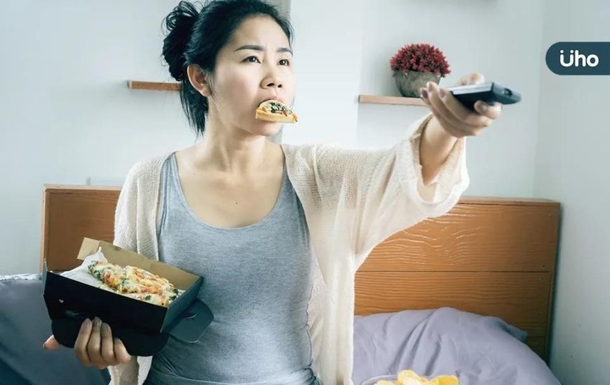 變天就忍不住大吃大喝恐得「季節性情緒失調」！營養師授3招幫助改善