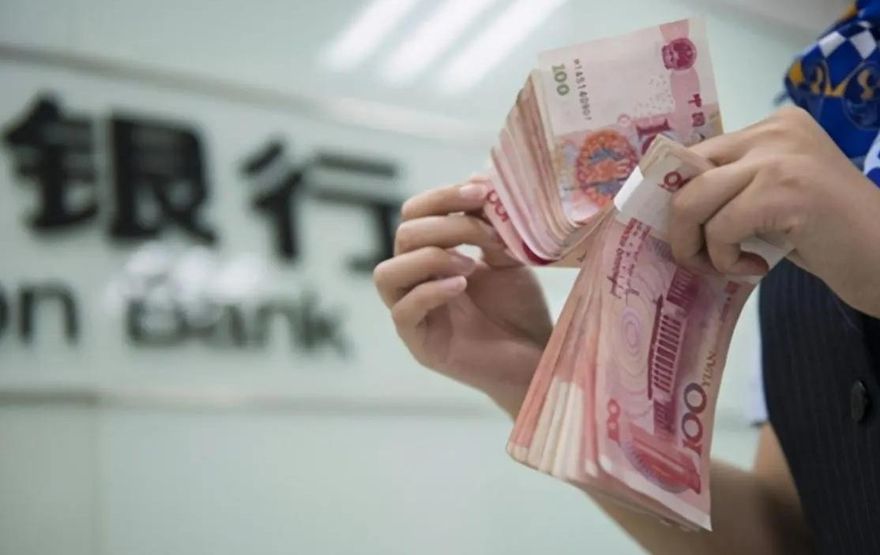 存22萬要提供收入證明　抽出一張百元鈔就放行？女子怒po網