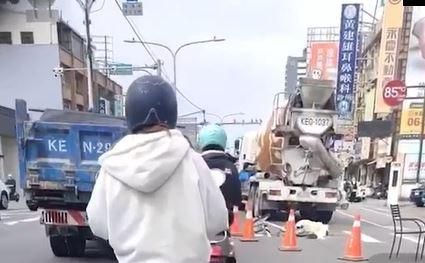 影/台南死亡車禍！腳踏車擦撞水泥攪拌車　男騎士當場噴飛亡