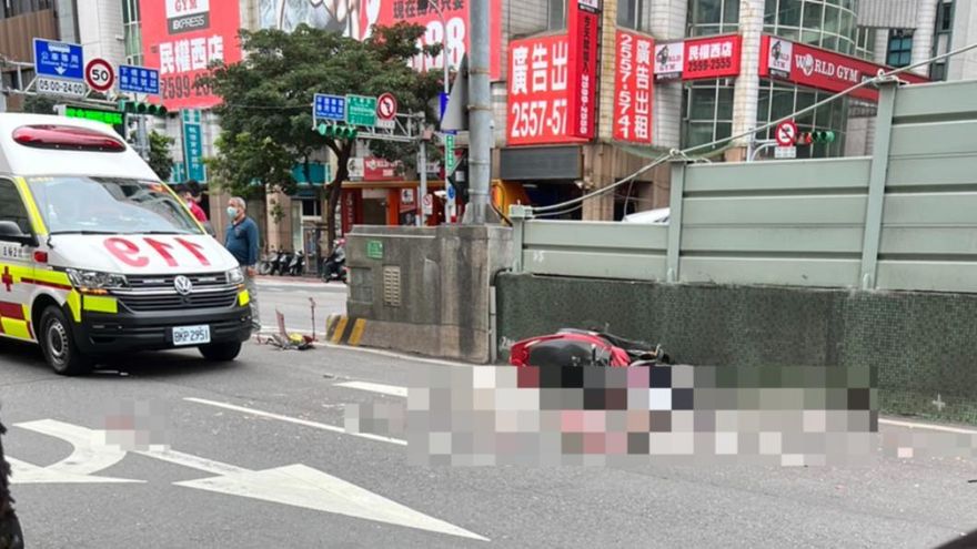 影/北市民權西路「驚傳死亡車禍」！28歲女騎士自撞台北橋橋墩　慘遭砂石車輾壓亡