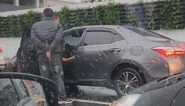 基隆行車糾紛！他背後藏這支東西…網驚「好像是刀？」