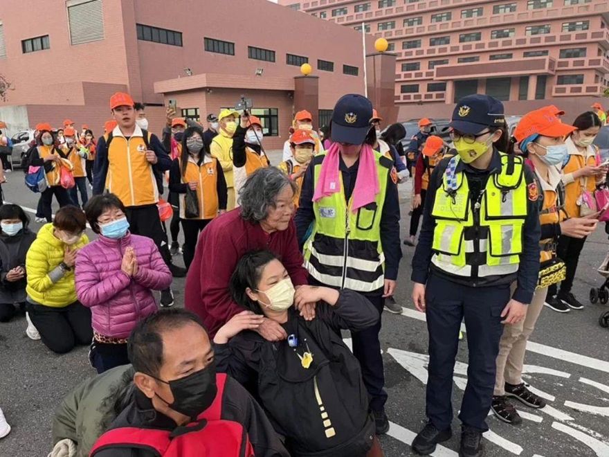白沙屯媽祖進香/信徒見神轎秒落淚！85歲嬤無法跪拜　暖警「當坐墊」協助鑽轎底