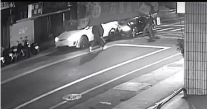 林口特斯拉遭包夾！疑欠賭債被7煞「砸車＋開槍」警火速逮人