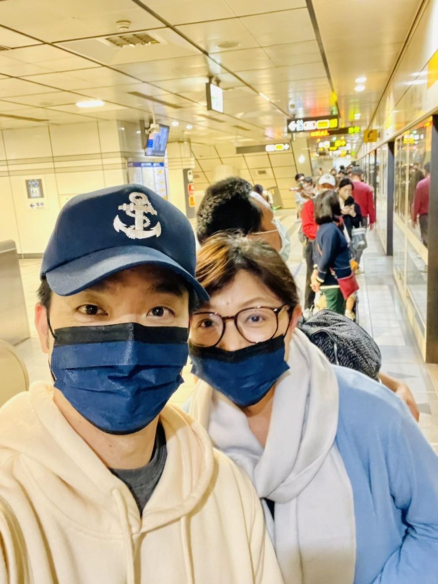 影/蔣萬安偕老婆賞台灣燈會　低調享受兩人時光