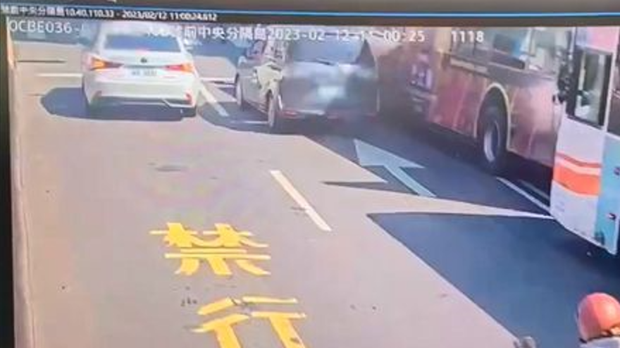 劇烈咳嗽葬送人命！小客車撞完公車輾斃機車騎士　駕駛竟誤以為撞到凹洞