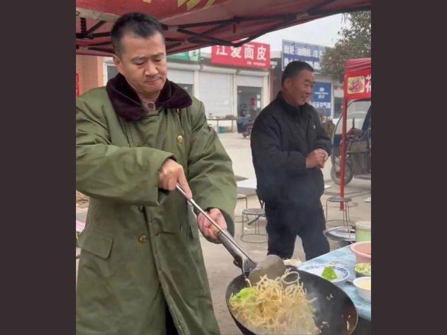 沒戲拍！資深男星寒風中「炒麵端盤子」　辛酸畫面流出